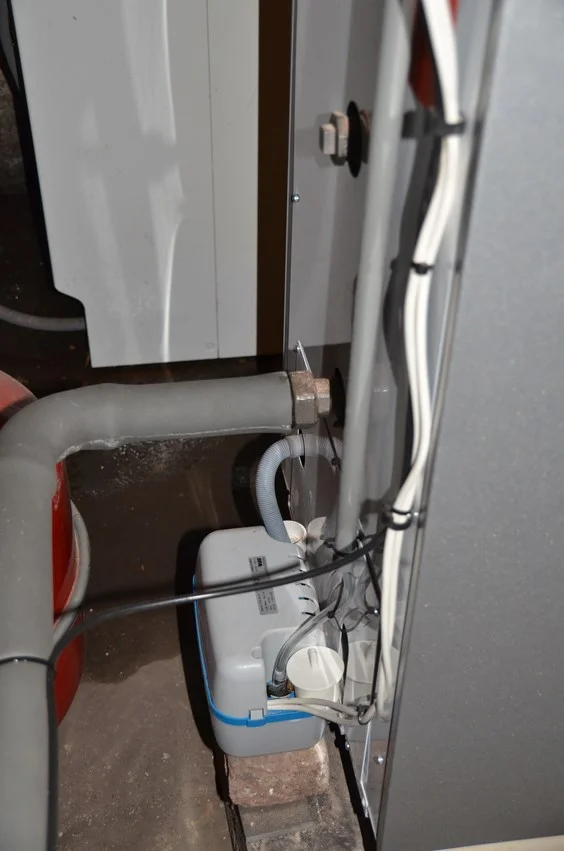 Une pompe a été placée pour relever les eaux de condensation.